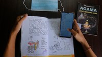 Kunjungan siswa ke perpustakaan desa itu saat ini dibatasi maksimal 10 anak dengan menerapkan protokol kesehatan, yakni menggunakan masker, mencuci tangan dan menjaga jarak.