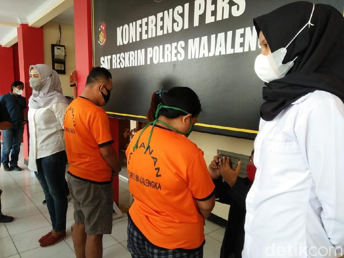 Polres Majalengka kembali berhasil mengungkap kasus prostitusi online. Kali ini seorang ibu rumah tangga berinisial DS (29) warga Tanjungsari, Kecamatan Sukahaji ditangkap karena terbukti menjadi seorang mucikari.