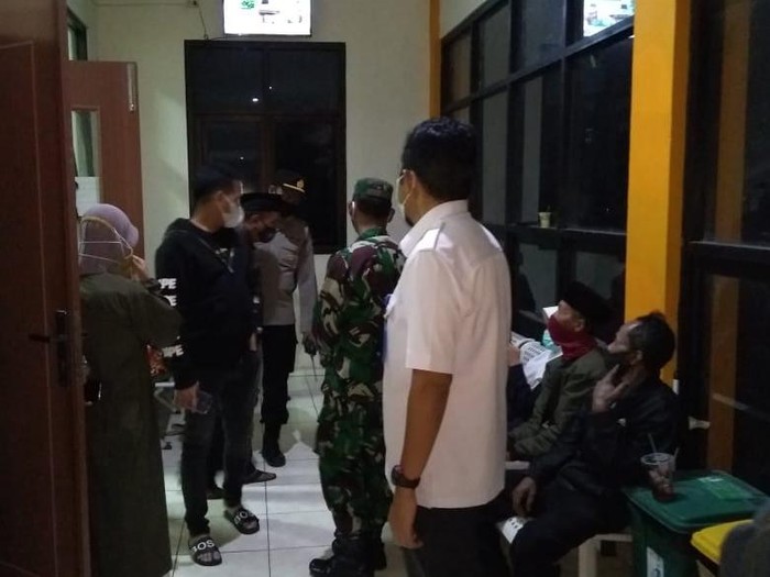 Puluhan warga Desa Plumpung, Kecamatan Plaosan, Magetan, keracunan massal. Mereka diduga keracunan usai menyantap nasi bungkus untuk hidangan buka bersama di Masjid An-Annur, desa setempat