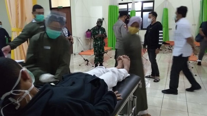 Puluhan warga Desa Plumpung, Kecamatan Plaosan, Magetan, keracunan massal. Mereka diduga keracunan usai menyantap nasi bungkus untuk hidangan buka bersama di Masjid An-Annur, desa setempat
