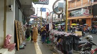 Para pedagang memadati trotoar jalan Ahmad Yani. Ada yang menggelar lapak emperan, ada juga yang membawa perlengkapan untuk menunjang dagangan. Akibatnya, para pejalan kaki kesulitan untuk berjalan di trotoar. Sebab pedagang memakan hampir separuh trotoar jalan.