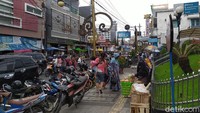 Minimnya jarak antar pedagang tak jarang memicu terjadinya kerumunan pembeli. Sejumlah petugas Satpol PP yang berada di lokasi juga tak bisa berbuat banyak. Mereka hanya bisa mengingatkan para pedagang dan mengimbau pembeli untuk menjaga jarak dan menggunakan masker.