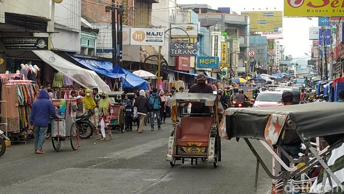 Ramai Pedagang Musiman, Begini Sibuknya Pengkolan Garut Saat Ramadhan Kawasan pusat perkotaan Garut atau kerap disapa Pengkolan ramai pedagang musiman. Para pedagang musiman ini kerap gelar lapak jualan mereka di bulan Ramadhan.