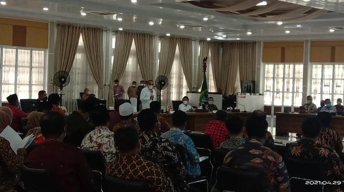 Rapat Gubsu Edy bersama kepala sekolah di rumah dinasnya (Ahmad Arfah-detikcom)