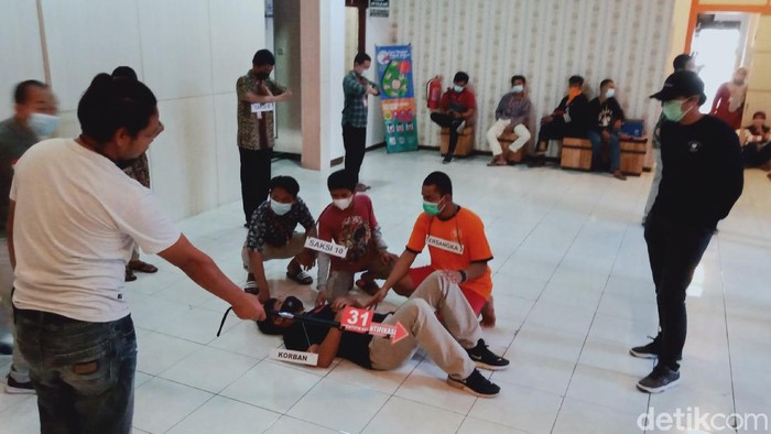 Rekonstruksi kasus tewasnya remaja usai latihan silat, di Mapolres Klaten, Kamis (29/4/2021).