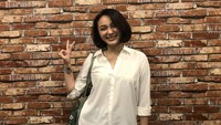 Gaya kece Revina VT. Foto: Hanif/detikHOT