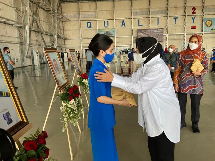 Risma memberikan santunan kepada keluarga kru KRI Nanggala-402