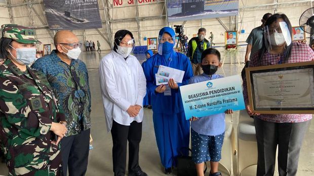 Risma memberikan santunan kepada keluarga kru KRI Nanggala-402