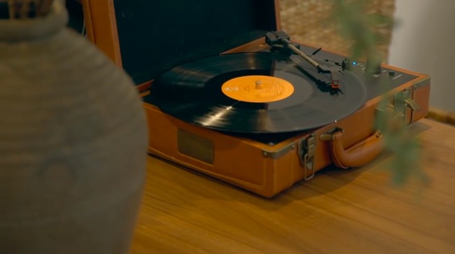 Sebuah pemutar piringan hitam menjadi dekorasi unik di salah satu sudut ruangan. (Foto: Instagram/@raisa6690)