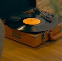 Sebuah pemutar piringan hitam menjadi dekorasi unik di salah satu sudut ruangan. (Foto: Instagram/@raisa6690)