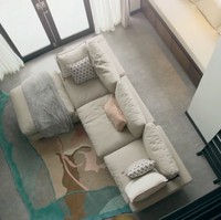 Rumah Raisa dan Hamish memang tak sebesar istana. Namun, ceiling yang tinggi membuat dalam rumah tampak lapang. (Foto: Instagram/@raisa6690)