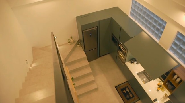 Dapur Raisa tampak atas. Tangga menuju lantai dua berada di dapur. (Foto: Instagram/@raisa6690)