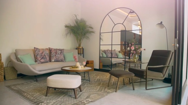 Nuansa minimalis tropis tampak mendominasi interior rumah Raisa dan Hamish Daud. Seperti terlihat di area ruang tamu ini. (Foto: Instagram/@raisa6690)