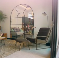 Nuansa minimalis tropis tampak mendominasi interior rumah Raisa dan Hamish Daud. Seperti terlihat di area ruang tamu ini. (Foto: Instagram/@raisa6690)