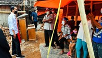 Dalam kunjungan tersebut, Jokowi juga turut berbincang dengan warga terdampak gempa Malang.  