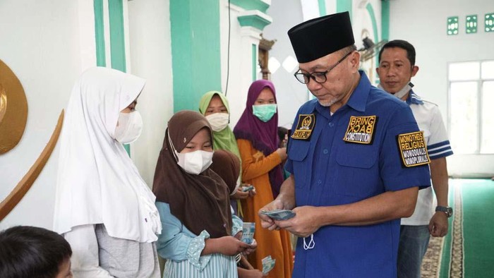 Safari Ramadhan, Zulhas Berikan Beasiswa untuk Penghafal Al-Quran Wakil Ketua MPR yang juga Ketum PAN, Zulkifli Hasan, melakukan safari Ramadhan di Lampung Selatan. Zulhas memberikan beasiswa pada menghafal Al-Quran.