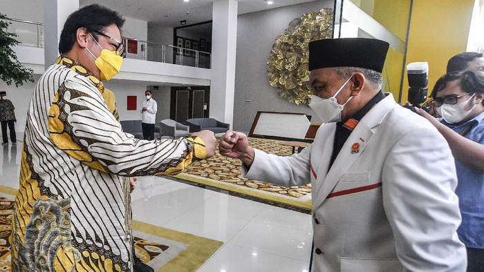 Sambangi Kantor DPP Golkar, Ahmad Syaikhu Bertemu Airlangga Hartarto Ketum Golkar Airlangga Hartarto menyambut kedatangan Presiden PKS Ahmad Syaikhu di kantor DPP Partai Golkar. Apa saja yang dibahas dalam pertemuan tersebut?
