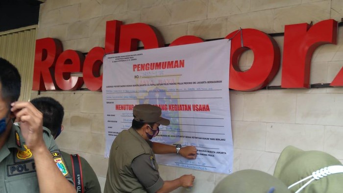 Satpol PP DKI Jakarta segel permanen RedDoorz Tebet terkait prostitusi anak. Penyegelan dilakukan pada Kamis (29/4/2021).