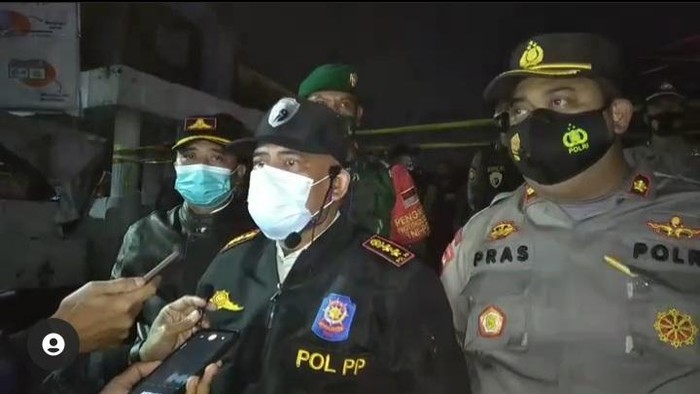Satpol PP Tangsel bubarkan pasar malam di Jl Siliwangi karena timbulkan kerumunan, Rabu (28/4) malam. Foto screenshot dari Instagram Satpol PP Tangsel.