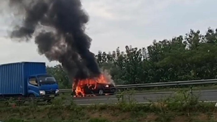 Sebuah mobil hangus terbakar di Tol Cipali