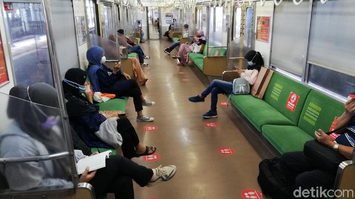 Sejumlah penumpang kereta api di Stasiun Balapan, Solo, Kamis (29/4/2021)