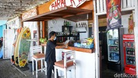Pantai Parerenan cukup ramah untuk pelancong. Di pantai itu ada banyak gerai dan warung surfing di sepanjang pantainya. Salah satunya adalah Barack Beach Bar. Berada di bagian tengah dari jajaran warung, Barack Beach Bar adalah kedai yang pertama buka di Pantai Parerenan.