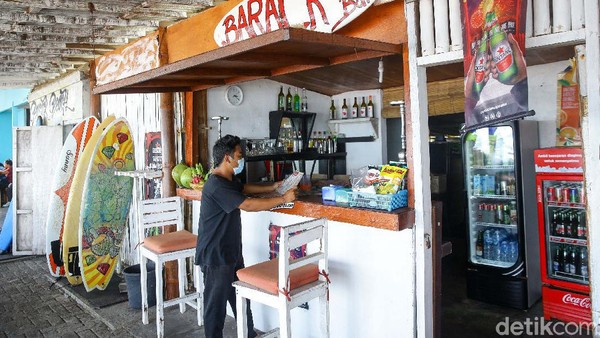 Pantai Parerenan cukup ramah untuk pelancong. Di pantai itu ada banyak gerai dan warung surfing di sepanjang pantainya. Salah satunya adalah Barack Beach Bar. Berada di bagian tengah dari jajaran warung, Barack Beach Bar adalah kedai yang pertama buka di Pantai Parerenan. Pantai Parerenan cukup ramah untuk pelancong. Di pantai itu ada banyak gerai dan warung surfing di sepanjang pantainya. Salah satunya adalah Barack Beach Bar. Berada di bagian tengah dari jajaran warung, Barack Beach Bar adalah kedai yang pertama buka di Pantai Parerenan.