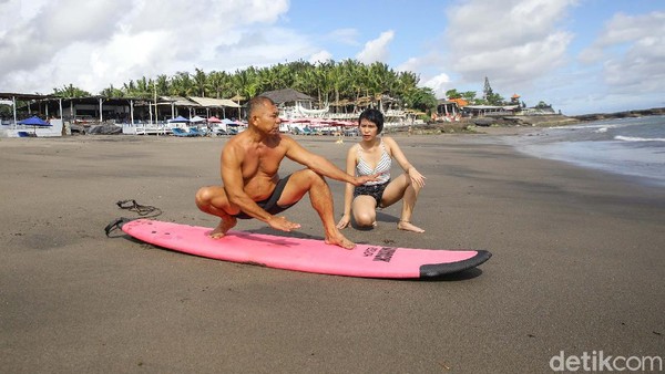 Dilatih langsung oleh sang pemilik warung, Ajik, kursus surfing untuk wisatawan domestik hanya Rp 350 ribu. Dilatih langsung oleh sang pemilik warung, Ajik, kursus surfing untuk wisatawan domestik hanya Rp 350 ribu.