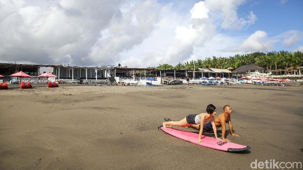 Sebelum mulai, Ajik mengajak untuk pemanasan terlebih dahulu. Sehingga meminimalisir kram saat bermain surfing. Sebelum mulai, Ajik mengajak untuk pemanasan terlebih dahulu. Sehingga meminimalisir kram saat bermain surfing.