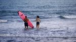 Serunya Belajar Sufing di Pantai Kawasan Canggu Bali