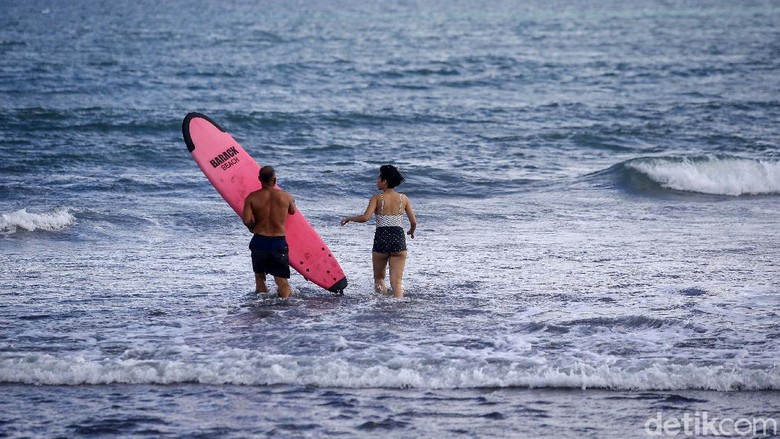 Serunya Belajar Sufing di Pantai Parerenan Canggu Pantai Parerenan, Canggu, Bali, dikenal sebagai surga untuk para surfer. Di pantai itu ada banyak gerai dan warung surfing yang menawarkan paket belajar surfing.