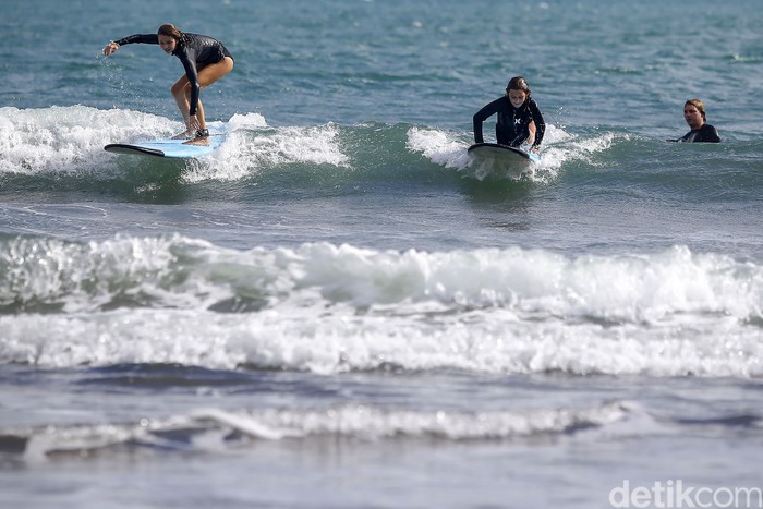 Pantai Parerenan, Canggu, Bali, dikenal sebagai surga untuk para surfer. Di pantai itu ada banyak gerai dan warung surfing yang menawarkan paket belajar surfing.