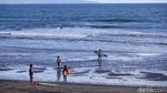 Serunya Belajar Sufing di Pantai Kawasan Canggu Bali