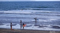 Dengan ombak yang cukup menantang, membuat banyak wisatawan tertantang untuk belajar dan menaklukan ombak di pantai ini.