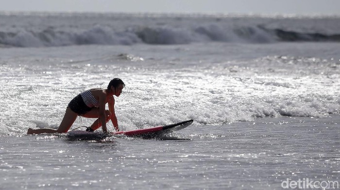 Serunya Belajar Sufing di Pantai Parerenan Canggu Pantai Parerenan, Canggu, Bali, dikenal sebagai surga untuk para surfer. Di pantai itu ada banyak gerai dan warung surfing yang menawarkan paket belajar surfing.