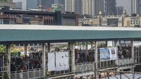 Warga memadati kawasan Jembatan Penyeberangan Multiguna atau Skybridge Tanah Abang di Jakarta, Kamis (29/4/2021). 