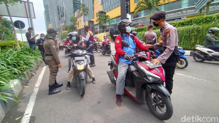 Petugas gabungan mulai melakukan pengecekan kendaraan di Budaran Cito, Surabaya. Dalam pengecekan itu, polisi sosialisasi larangan mudik