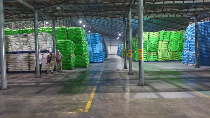 Dalam beberapa pekan terakhir, marak pemberitaan krisis gula rafinasi di Jatim. Hal ini diikuti desakan sejumlah pihak agar PT Kebun Tebu Mas (KTM) Lamongan diberikan izin impor raw sugar.