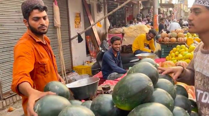 Suasana Ngabuburit dan Cari Takjil di India, Ada Gorengan Juga Lho!
