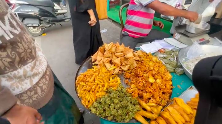 Suasana Ngabuburit dan Cari Takjil di India, Ada Gorengan Juga Lho!