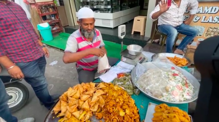 Suasana Ngabuburit dan Cari Takjil di India, Ada Gorengan Juga Lho!