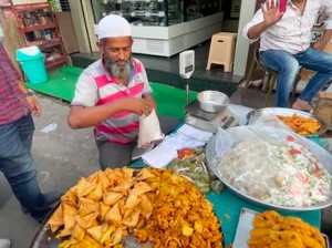 Suasana Ngabuburit dan Cari Takjil di India, Ada Gorengan Juga Lho!