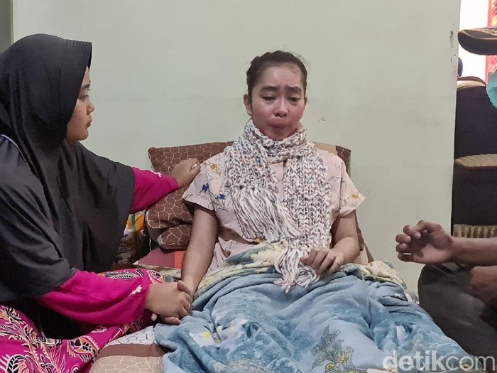 Susan, guru honorer di Sukabumi alami kelumpuhan usai menjalani vaksinasi COVID-19.