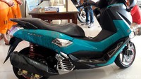 Jejak penganiayaan itu juga masih tambak di motor korban, sedangkan korban mengalami luka berat akibat pembacokan tersebut.
