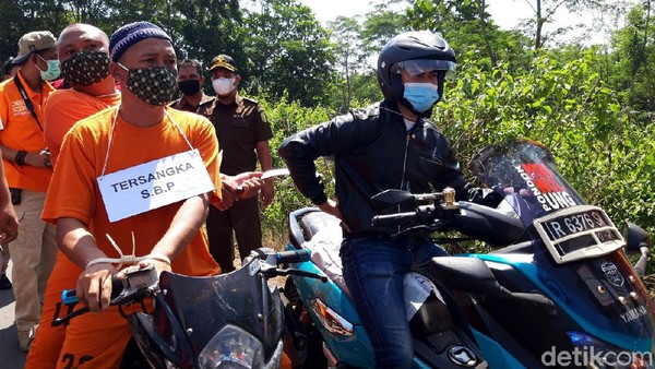 Tersangka Pembacokan Pegawai Pertamina Ikut Jalani Rekonstruksi