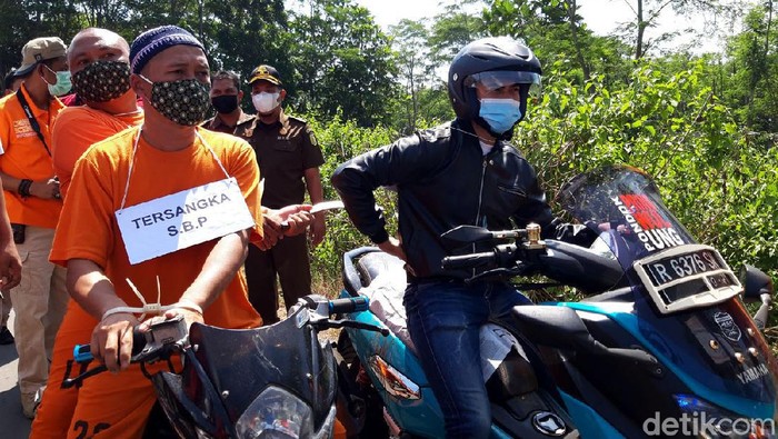 Polres Boyolali gelar rekonstruksi kasus pembacokan pegawai Pertamina TBBM Teras, Boyolali. Dua tersangka turut dihadirkan saat proses rekonstruksi digelar.