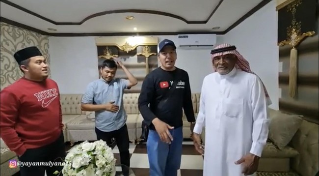 Kemudian Alman lanjut bertanya kepada sang jenderal, Khoirullah Asiri, apakah ia pernah berkunjung ke Indonesia. Khoirullah Asiri menjawab ia belum pernah datang ke Indonesia. Belum sama sekali. Iya 16 tahun, dulunya ada yang kerja di sini urus anak-anak. Agar kami bisa membuat paspor Indonesia dan paspor Arab Saudi agar bisa pergi ke sana. Tapi Allah berkehendak lain, semua tidak terwujud dengan datangnya Corona akhirnya semuanya berhenti, jelas Khoirullah Asiri dalam bahasa Arab. Foto: Dok. Tangkap layar Youtube Alman Mulyana.