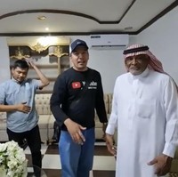Kemudian Alman lanjut bertanya kepada sang jenderal, Khoirullah Asiri, apakah ia pernah berkunjung ke Indonesia. Khoirullah Asiri menjawab ia belum pernah datang ke Indonesia. Belum sama sekali. Iya 16 tahun, dulunya ada yang kerja di sini urus anak-anak. Agar kami bisa membuat paspor Indonesia dan paspor Arab Saudi agar bisa pergi ke sana. Tapi Allah berkehendak lain, semua tidak terwujud dengan datangnya Corona akhirnya semuanya berhenti, jelas Khoirullah Asiri dalam bahasa Arab. Foto: Dok. Tangkap layar Youtube Alman Mulyana.