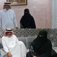 Kisah tersebut viral berawal dari akun Youtube Alman Mulyana yang membahas tentang awal mula pertemuan dan kisah cinta TKW tersebut dengan pria Arab Saudi yang berpangkat jenderal itu. Alman tak sendiri dalam video tersebut, ia mengajak dua rekannya Muhammad Kurdi dan Faiz Slamet untuk berkunjung ke rumah sang jendral. Foto: Dok. Tangkap layar Youtube Alman Mulyana.