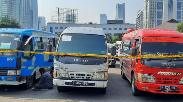 Travel gelap angkut pemudik ditangkap polisi di beberapa lokasi.